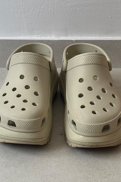 Zukkletti Crocs bil-Pjattaforma Beige by Crocs — pre-loved on Thrifted.mt
