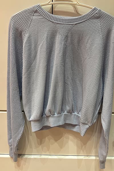 Camiseta de manga larga acanalada de Hollister by Hollister — pre-loved on Thrifted.mt