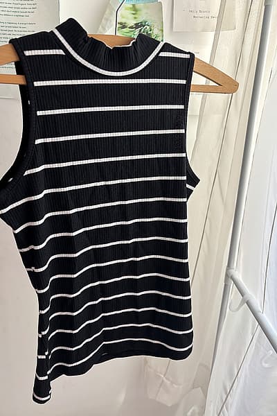 Top strixxat bl-iswed u bl-abjad by SHEIN — pre-loved on Thrifted.mt