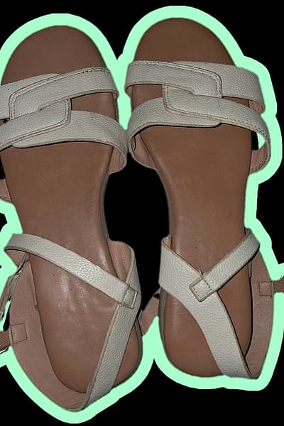 Sandlijiet Ċatti Krem Komdi b'Qtugħ Ġeometriku - Daqs 39 — pre-loved on Thrifted.mt