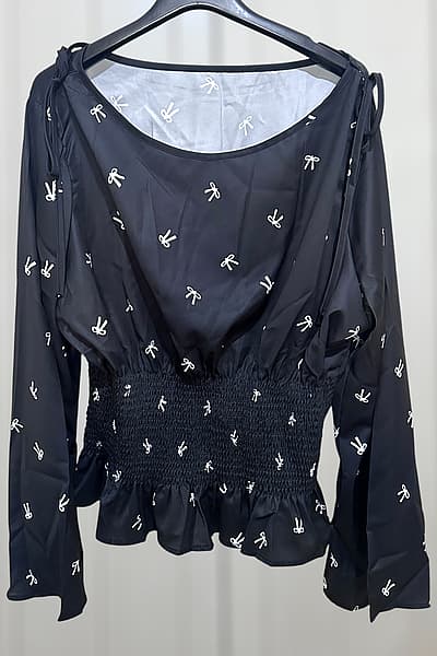 Blusa nueva de Shein Curve, de manga larga, en color negro, con estampado de lazos blancos y escote redondeado con lazos by Shein — pre-loved on Thrifted.mt