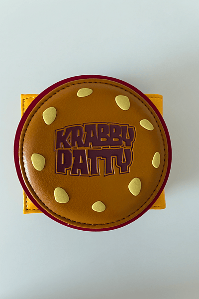 Portafoglio a tema Krabby Patty — pre-loved on Thrifted.mt