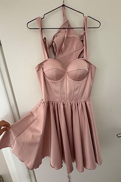 Abito a corsetto in raso rosa antico by Icon of Style Boutique — pre-loved on Thrifted.mt