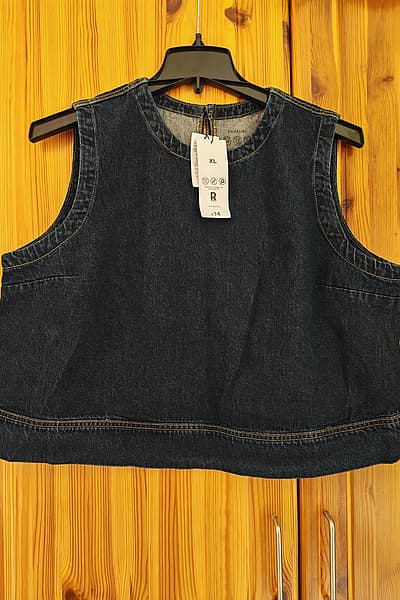 Top sem mangas em ganga com lavagem escura da Primark, novo em folha by Primark — pre-loved on Thrifted.mt