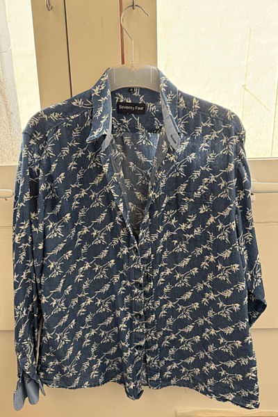 Camisa azul de manga larga estampada by Seventy Four — pre-loved on Thrifted.mt