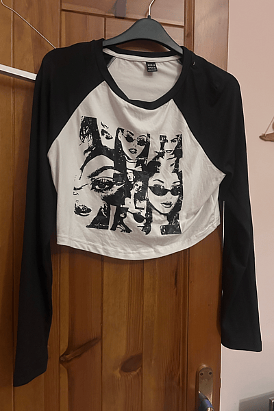 Graphic Portrait Raglan Crop Top by SHEIN — pre-loved on Thrifted.mt