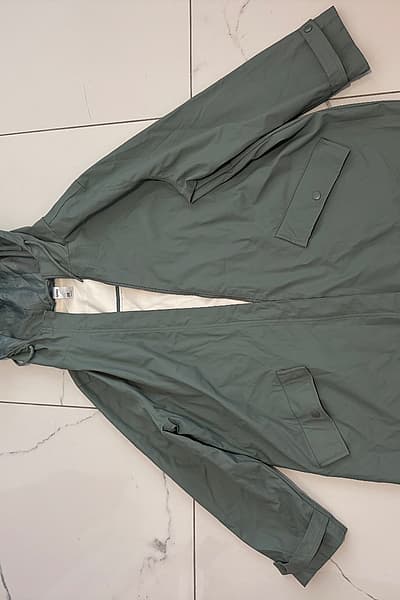 Ġakketta tax-xita ħadra bil-kappa by anko — pre-loved on Thrifted.mt