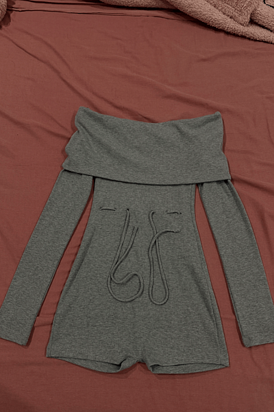 Tuta corta grigia a righe con spalle scoperte by BERSHKA  — pre-loved on Thrifted.mt