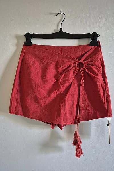 Shein, nuovo con etichetta! Gonna con pantaloni interni, taglia L by SHEIN — pre-loved on Thrifted.mt