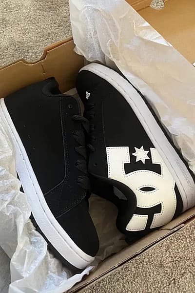 Żraben sportivi DC suwed u bojod by DC — pre-loved on Thrifted.mt