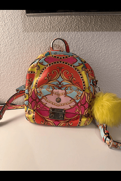 Mini mochila con estampado barroco vibrante by Guess — pre-loved on Thrifted.mt
