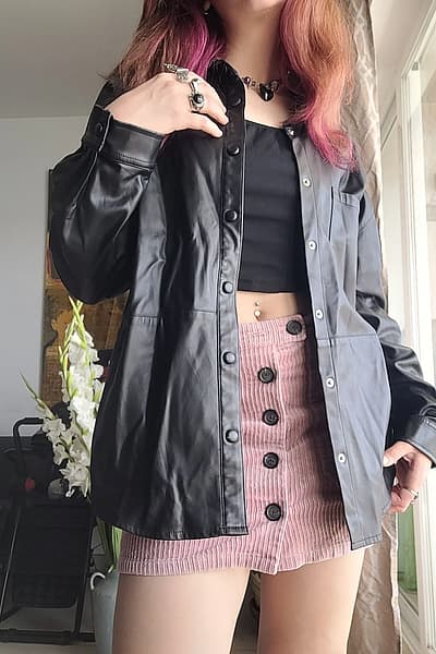 Ġakketta tal-ġilda artifiċjali sewda by Pink Woman — pre-loved on Thrifted.mt
