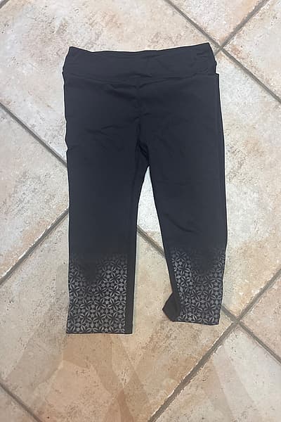 Leggings de 3/4 con estampado negro de Ideology by Ideology — pre-loved on Thrifted.mt