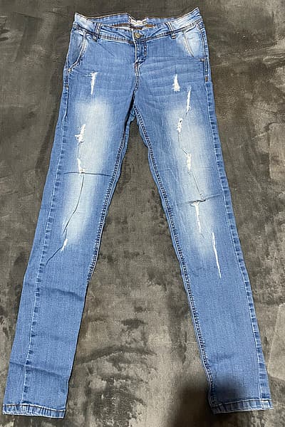 Jeans skinny b'ħasil ċar by Terranova — pre-loved on Thrifted.mt