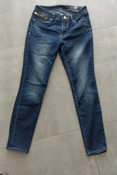 Vaqueros ajustados de lavado oscuro by Armani Exchange — pre-loved on Thrifted.mt
