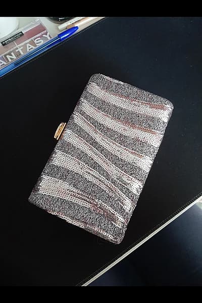 Pochette da sera scintillante con paillettes by MUY — pre-loved on Thrifted.mt