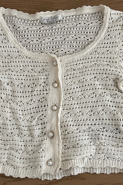 Kardigan maħdum bil-ganċ krema by Amisu — pre-loved on Thrifted.mt