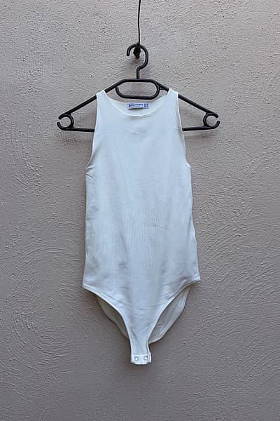 Stradivarius White Slinky Bodysuit by Stradivarius — pre-loved on Thrifted.mt