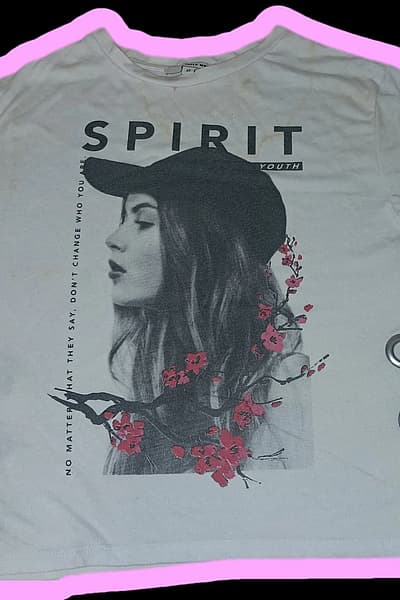 Camiseta estampada de Tally Weijl de 2019 con aberturas laterales by Tally Weijl — pre-loved on Thrifted.mt
