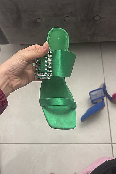 Zapatos de tacón tipo mule de satén verde con pedrería — pre-loved on Thrifted.mt