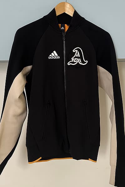Giacca varsity Adidas nera a contrasto by adidas — pre-loved on Thrifted.mt