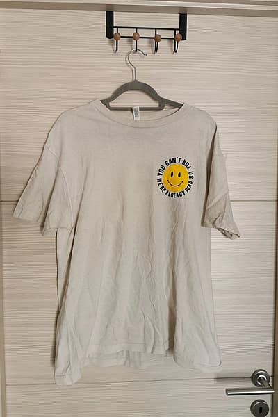 Maglietta con grafica di una faccina sorridente by Gildan — pre-loved on Thrifted.mt