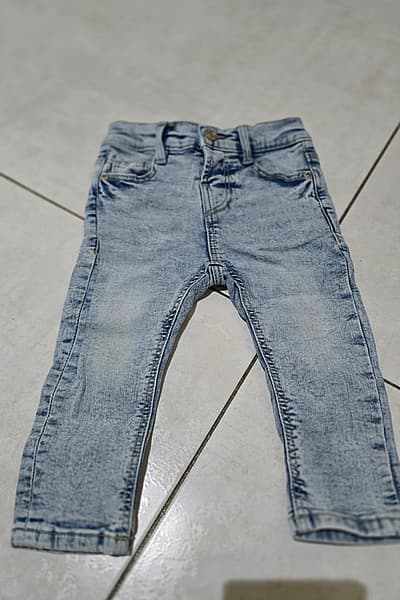Vaqueros claros de Zara Baby by Zara — pre-loved on Thrifted.mt