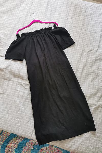 Abito nero con spalle scoperte DKNY in lino  by DKNY — pre-loved on Thrifted.mt