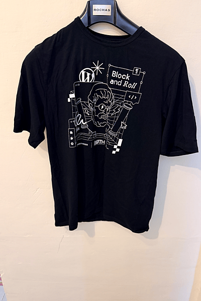 Camiseta negra con estampado gráfico by HAPPEAK — pre-loved on Thrifted.mt
