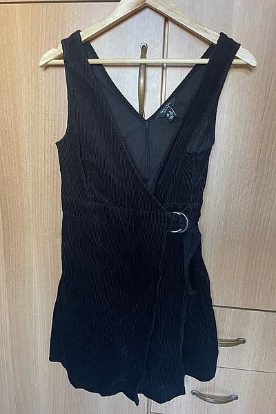 Abito corto dal nuovo look — pre-loved on Thrifted.mt