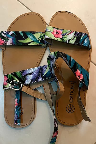 Sandalias Esmara con tiras florales by Esmara — pre-loved on Thrifted.mt