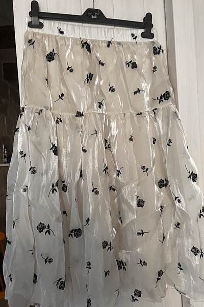 Falda escalonada con estampado de rosas blancas by DAZY — pre-loved on Thrifted.mt