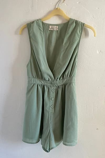 Mono con botones de Urban Outfitters by Urban Outfitters — pre-loved on Thrifted.mt