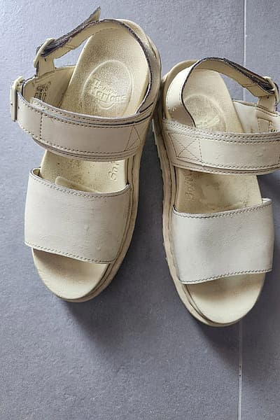 Sandlijiet tal-Pjattaforma Krema Dr. Martens by Dr. Martens — pre-loved on Thrifted.mt