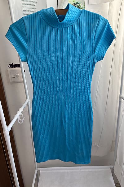 Ilbies blu b'għonq għoli u b'kustilji by boohoo — pre-loved on Thrifted.mt