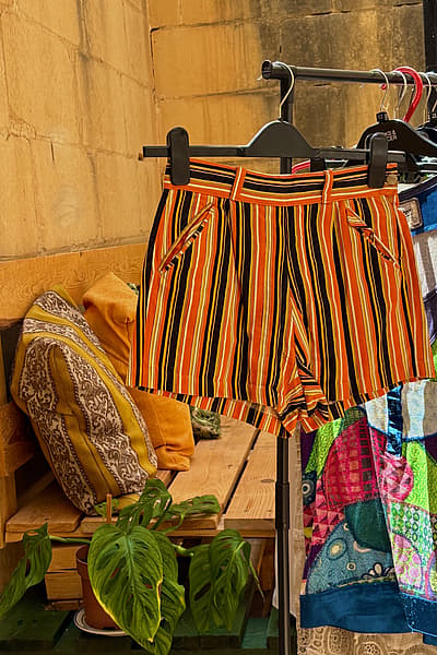 Pantalones cortos entallados de estilo vintage a rayas naranjas — pre-loved on Thrifted.mt