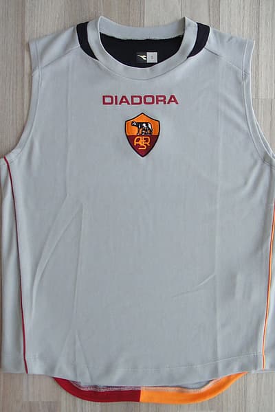 Equipación de entrenamiento sin mangas de la AS Roma 2006-07 by Diadora — pre-loved on Thrifted.mt