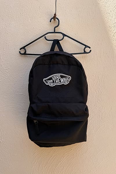 Backpack tal-Vans by Vans — pre-loved on Thrifted.mt