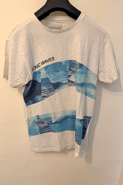 Camiseta gráfica con diseño de olas by Cedar Wood State — pre-loved on Thrifted.mt