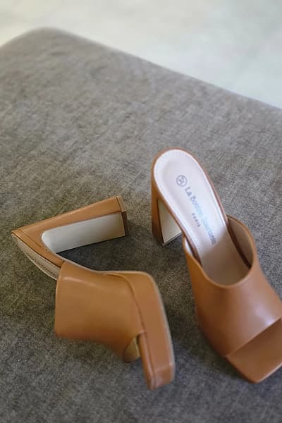 Mule de salto alto com biqueira aberta by Unbra — pre-loved on Thrifted.mt