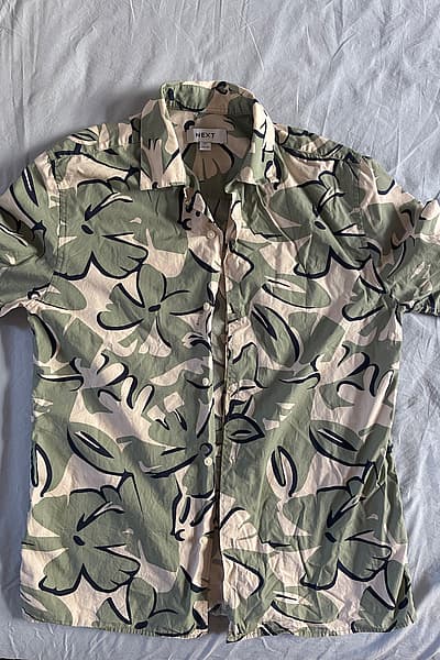 Siguiente: Camisa con estampado de hojas verdes by Next — pre-loved on Thrifted.mt