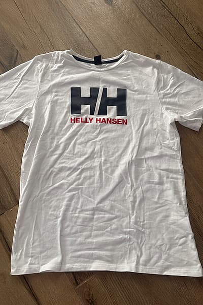 Maglietta Helly Hansen con logo bianco by Helly Hansen — pre-loved on Thrifted.mt