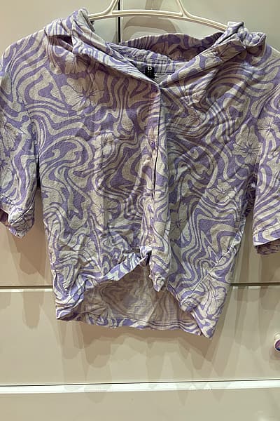 Camisa curta com padrão em espiral roxa by H&M — pre-loved on Thrifted.mt