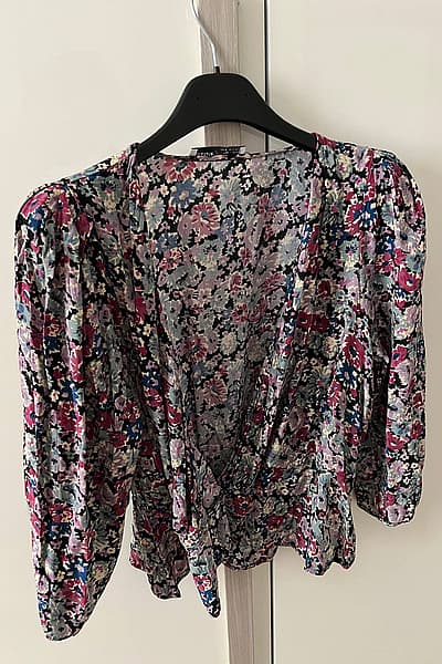 Top con estampado floral y cuello en V — pre-loved on Thrifted.mt