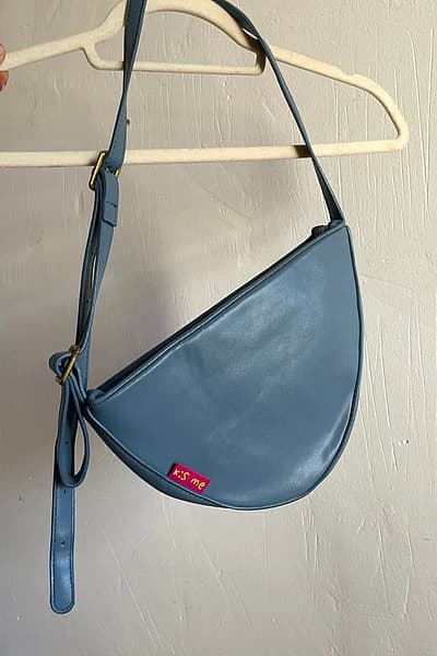 Bolso de hombro minimalista «Blue Crescent» by k:s me — pre-loved on Thrifted.mt