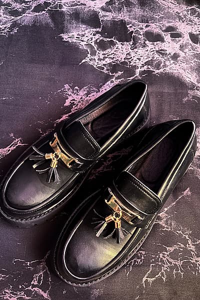 Mocassins pretos by Asos — pre-loved on Thrifted.mt