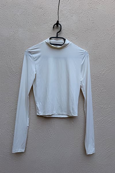 Turtleneck b'kmiem twal krema by Stradivarius — pre-loved on Thrifted.mt