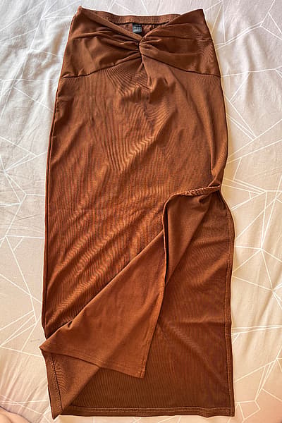 Falda midi con fruncido y retorcido en la parte delantera by SHEIN — pre-loved on Thrifted.mt