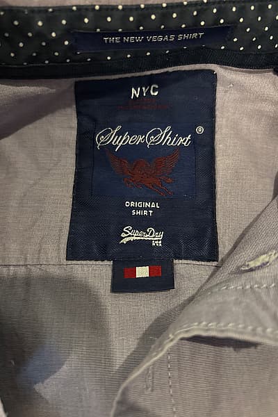 Camisa de botones Superdry en color morado claro — pre-loved on Thrifted.mt