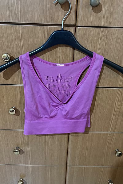Top corto deportivo rosa — pre-loved on Thrifted.mt